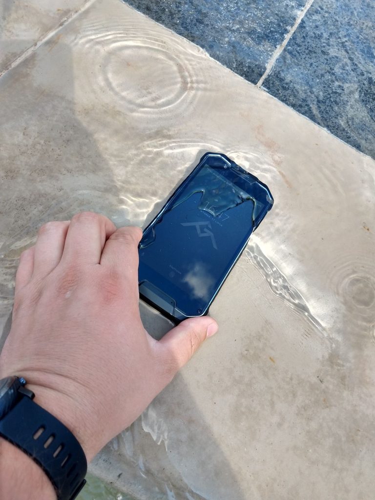 Recenzja AGM X2 SE. Ten telefon pokazuje, że rugged może wyglądać 23 agm-x2-se-woda-2
