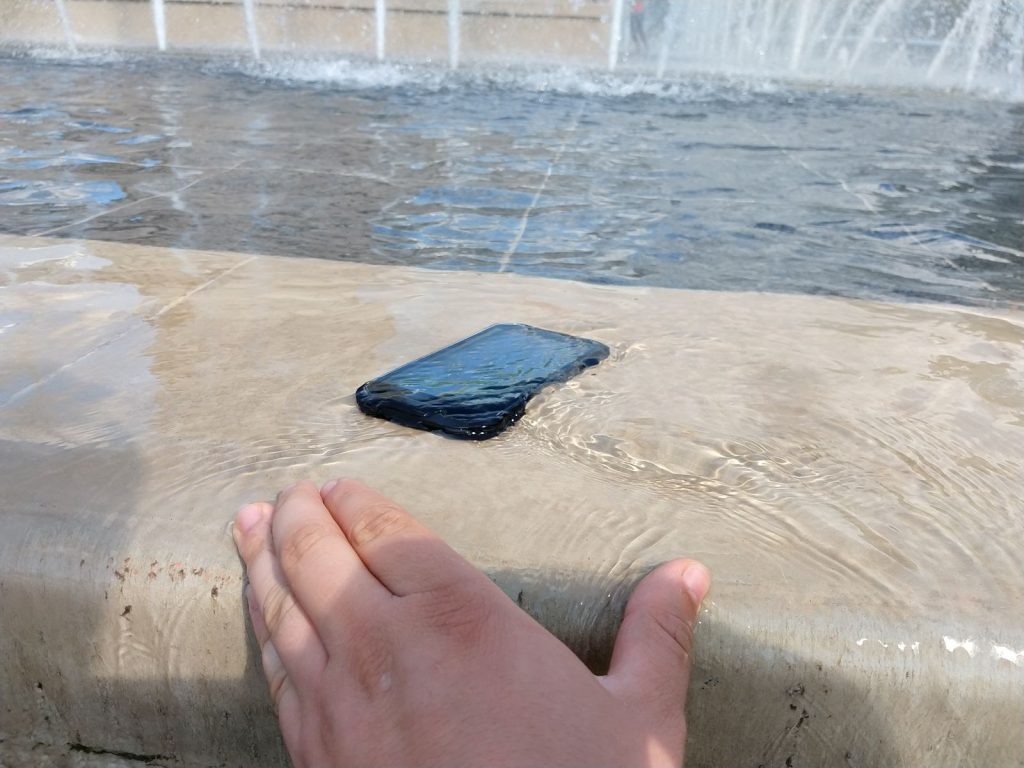 Recenzja AGM X2 SE. Ten telefon pokazuje, że rugged może wyglądać 22 agm-x2-se-woda-4