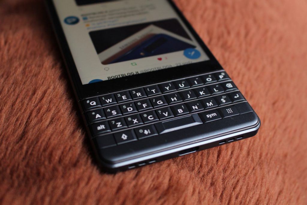 Recenzja BlackBerry KEY2 LE - tańszej jeżynki z klawiaturą 37 BlackBerry KEY2 LE