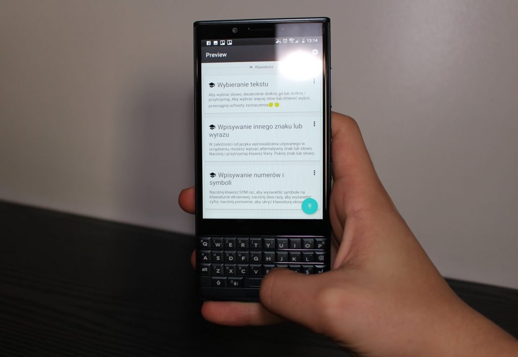 Recenzja BlackBerry KEY2 LE - tańszej jeżynki z klawiaturą 18 BlackBerry Key2 LE w dłoni