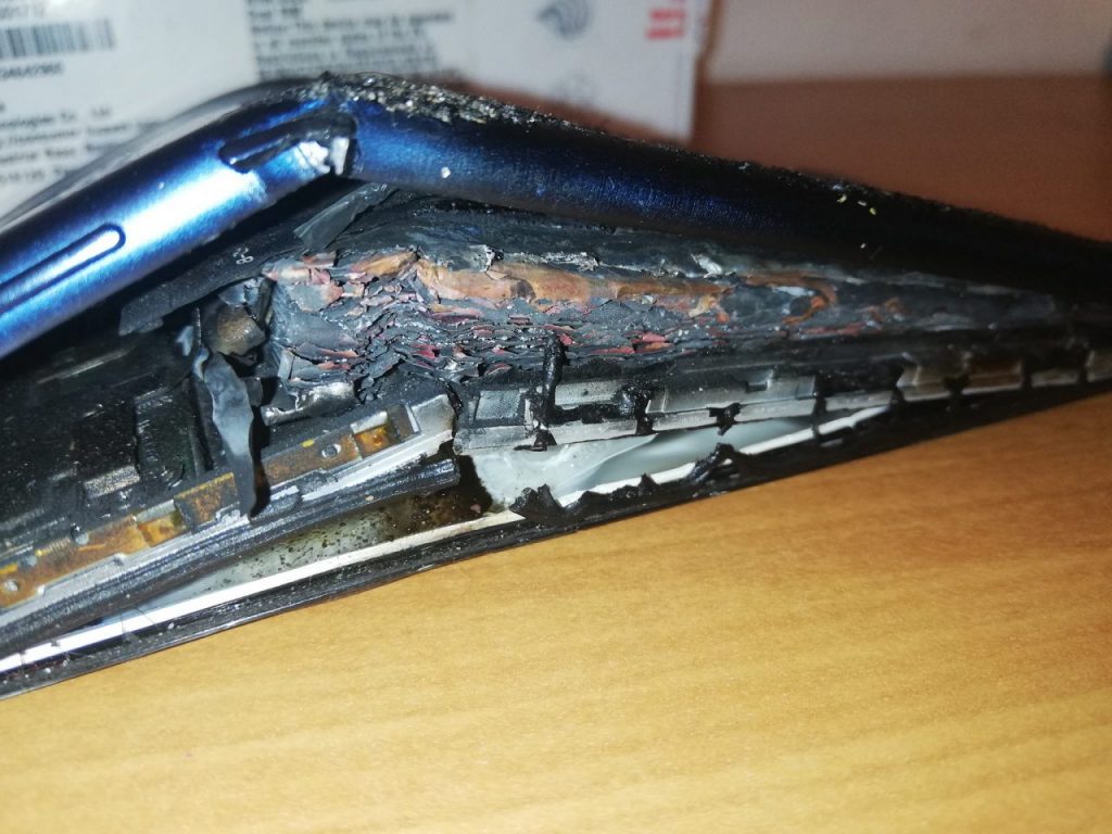 Doszło do samozapłonu smartfona Huawei. Reakcja serwisu jest absurdalna 12 huawei samozapłon