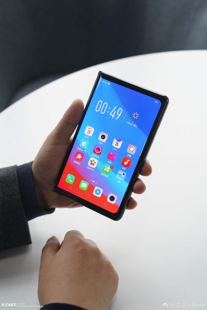 Składany telefon OPPO na zdjęciach. Jest podobny do Huawei Mate X 12 oppo składany 2