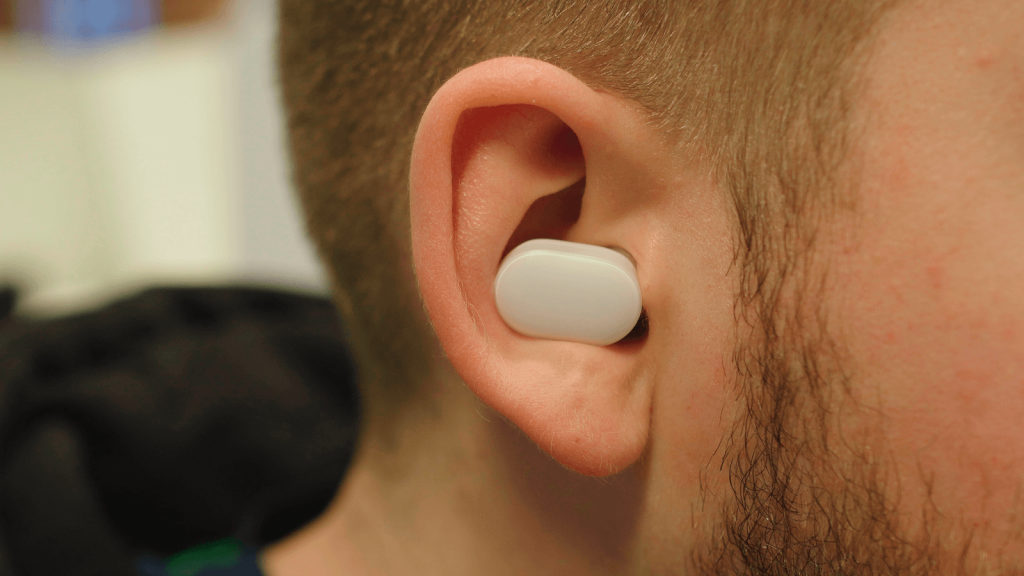 Recenzja pierwszych całkowicie bezprzewodowych słuchawek Xiaomi AirDots! 17 xiaomi airdots ucho