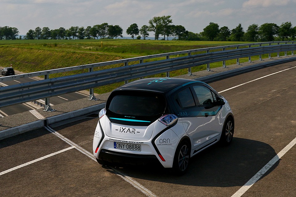 Honda z kosiarką szybszą od Ferrari, Tesla z grą i nie tylko – Moto skROOT 16 iXAR