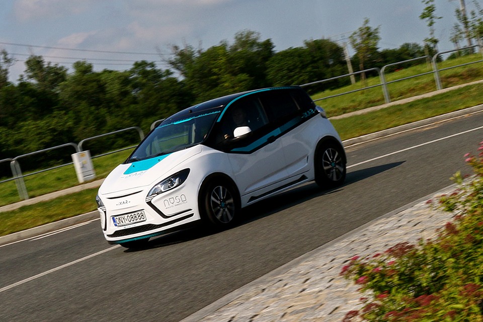 Honda z kosiarką szybszą od Ferrari, Tesla z grą i nie tylko – Moto skROOT 15 iXAR