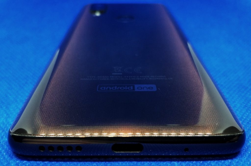 Recenzja Motorola One Vision – telefonu z „dziuro” w ekranie 13 Motorola One Vision gniazda