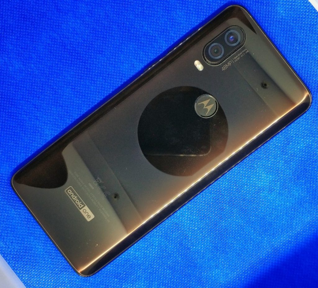 Recenzja Motorola One Vision – telefonu z „dziuro” w ekranie 14 Motorola One Vision plecki