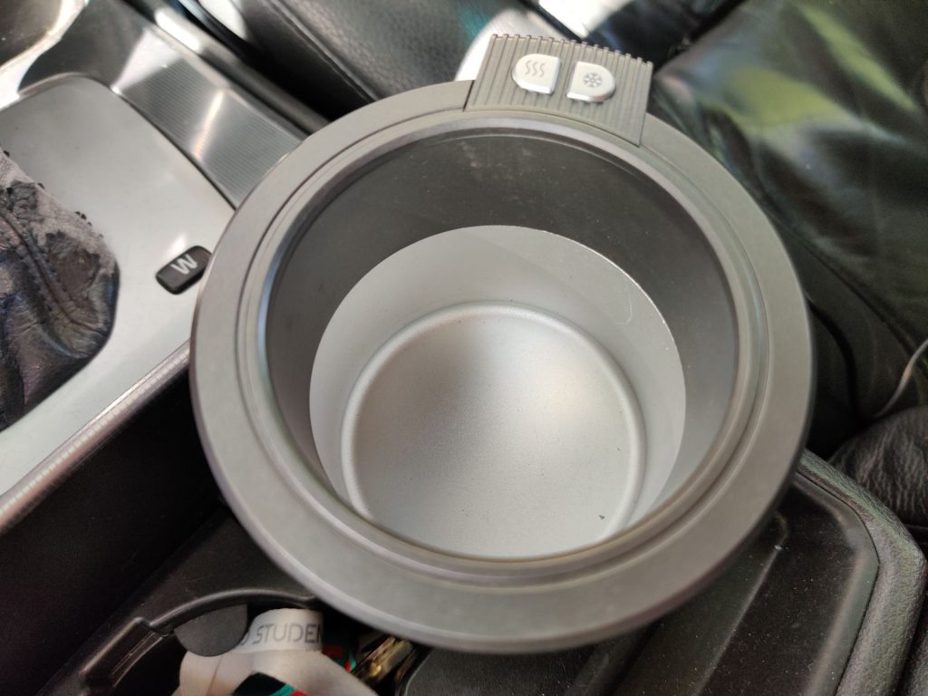 Chłodzi w lecie, grzeje w zimie - uchwyt na napoje od Navitel przetestowany 14 uchwyt na kubek navitel wnetrze