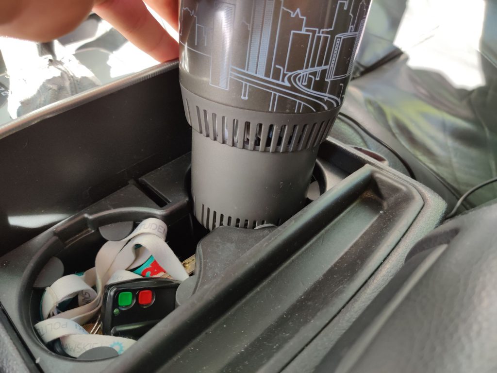 Chłodzi w lecie, grzeje w zimie - uchwyt na napoje od Navitel przetestowany 11 uchwyt na kubek navitel cały