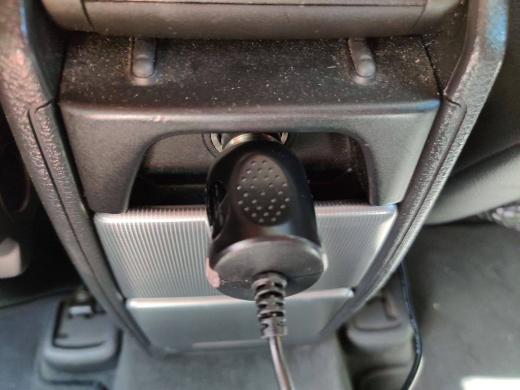 Chłodzi w lecie, grzeje w zimie - uchwyt na napoje od Navitel przetestowany 15 zasilanie uchwytu na kubek navitel