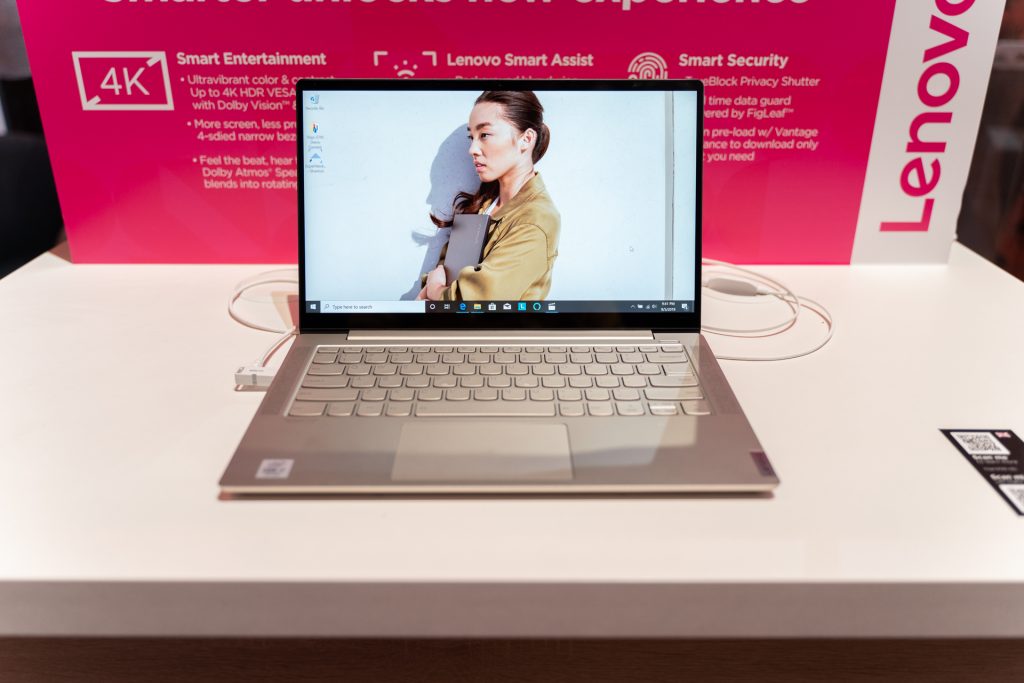 Lenovo stawia na sztuczną inteligencję w jeszcze bardziej zaawansowanych laptopach Yoga