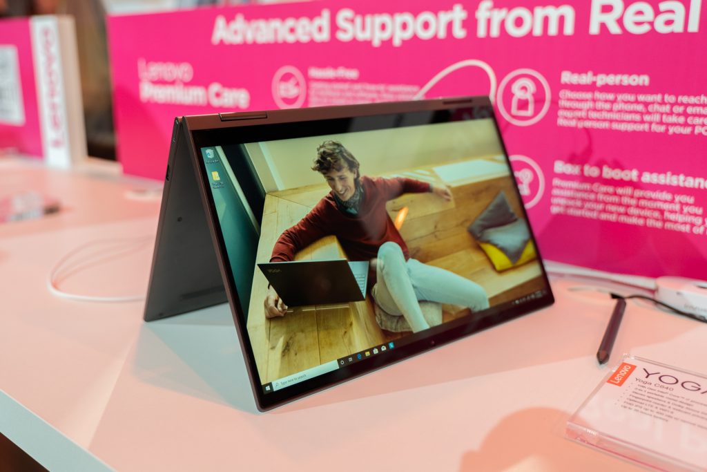 Lenovo stawia na sztuczną inteligencję w jeszcze bardziej zaawansowanych laptopach Yoga