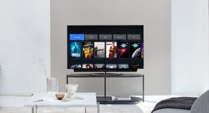 Pierwszy telewizor OnePlus z systemem Android TV zaprezentowany 13 oneplus tv q1 pro na stoliku android tv