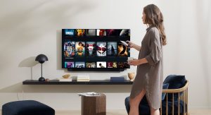 Pierwszy telewizor OnePlus z systemem Android TV zaprezentowany 14 oneplus tv q1 pro kobieta