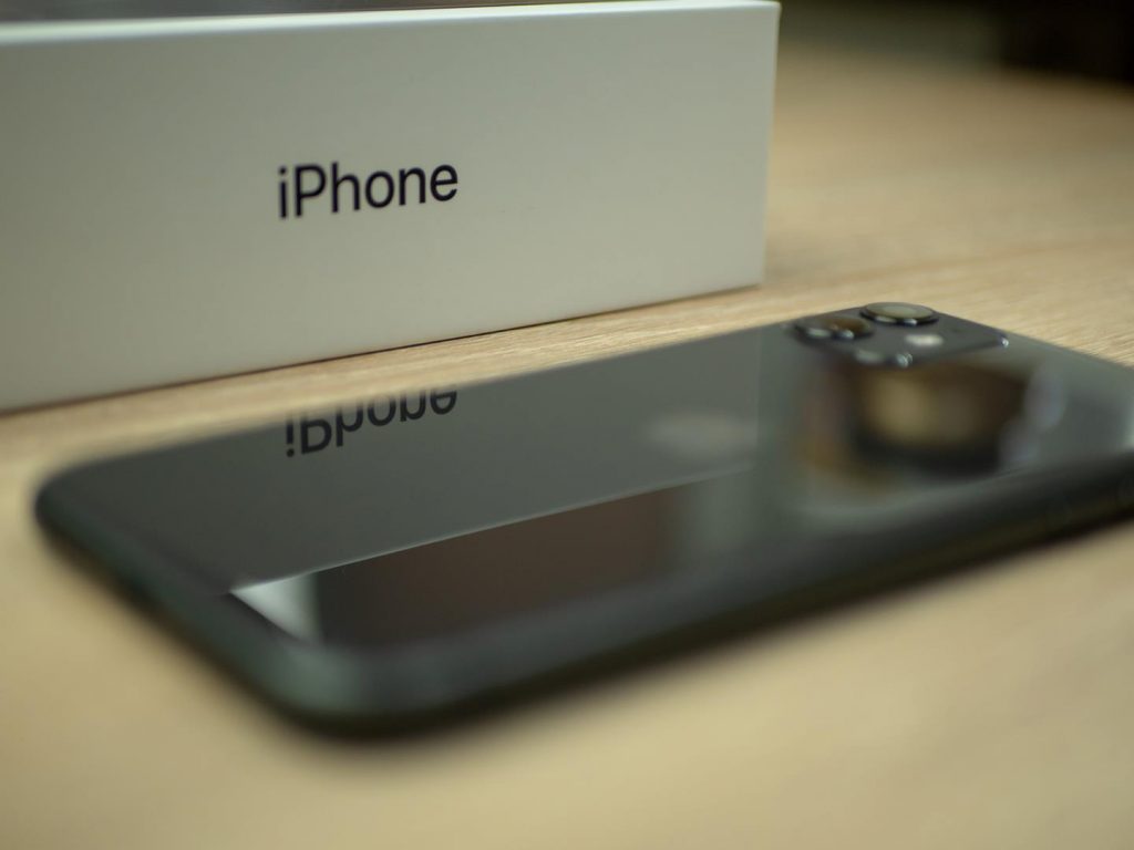 Czy najtańszy iPhone ma sens? Recenzja iPhone 11 oczami użytkownika Androida 16 iphone 11 obok pudełka