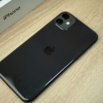 Czy najtańszy iPhone ma sens? Recenzja iPhone 11 oczami użytkownika Androida 13 iphone 11 obok pudełka
