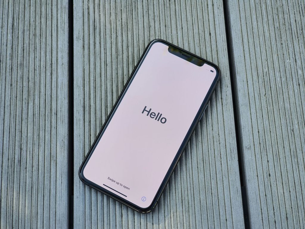 iphone 11 pro front napis hello