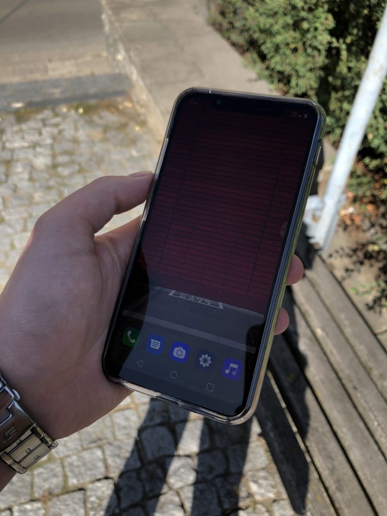 Pokaż mi swoją dłoń, czyli recenzja LG G8S ThinQ. 16 LG G8S ThinQ front w ręce