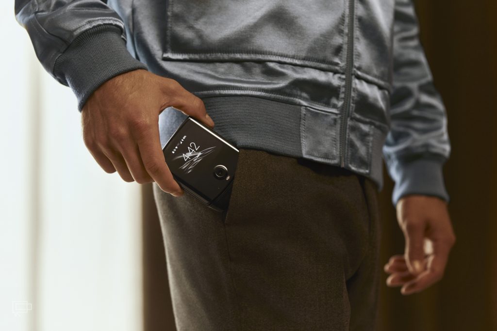 Motorola RAZR w końcu pojawi się w Polsce. Oficjalna premiera ogłoszona 14 motorola razr w kieszeni
