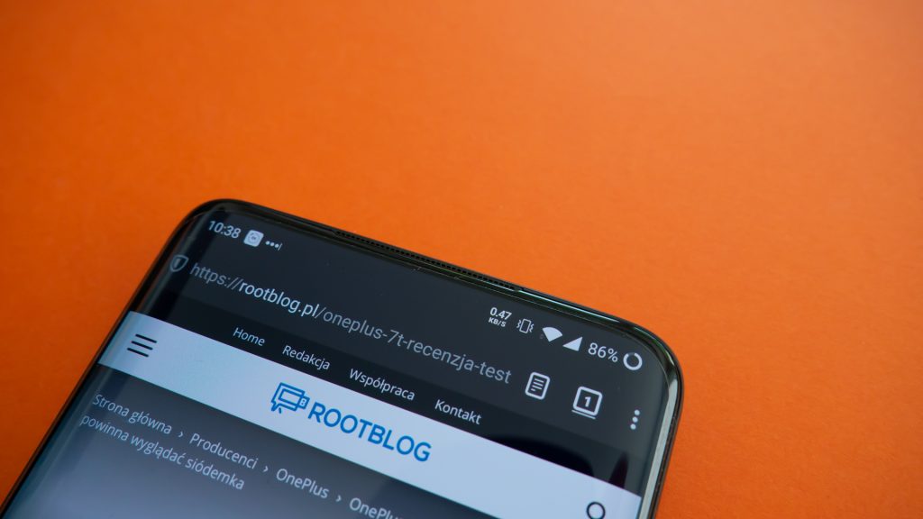 OnePlus 7T Pro McLaren Edition to smartfon prawie kompletny 17 oneplus 7t pro mclaren edition górna część wyświetlacza