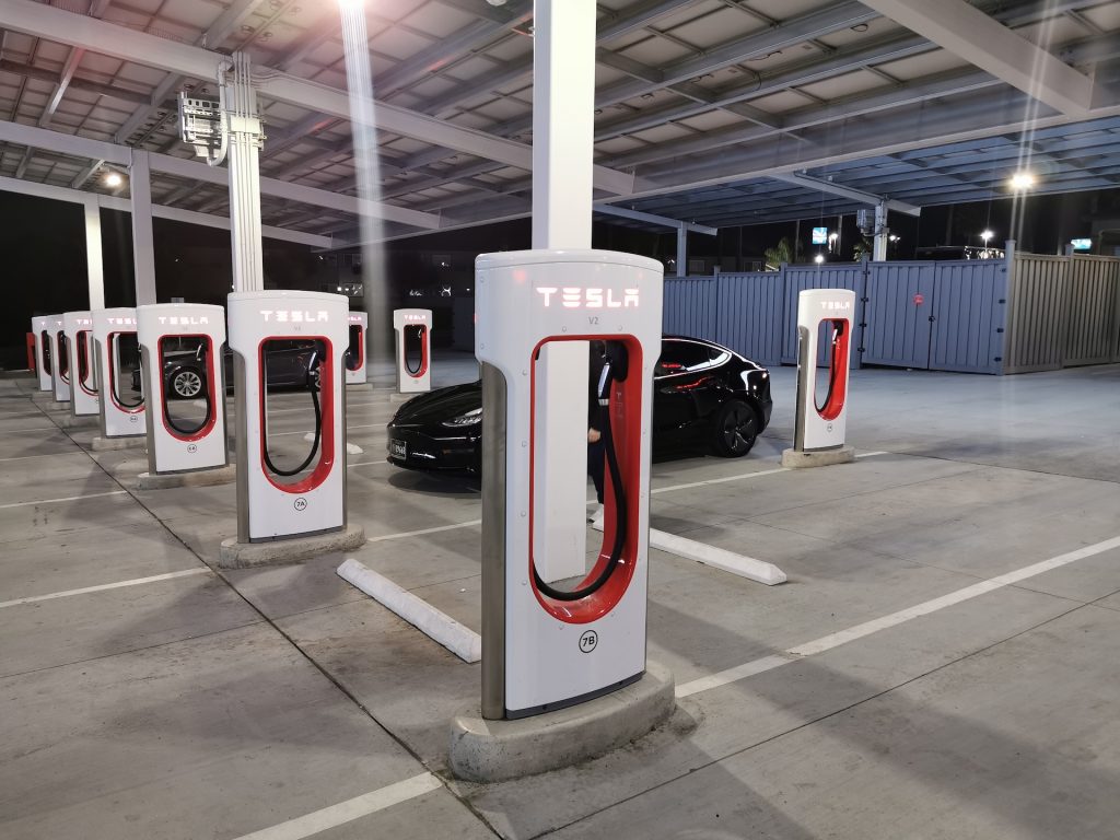 Teslą po USA wspólnie z Green Cell czyli odwiedziny w Tesla Factory we Fremont! 25 tesla super chargery nocą