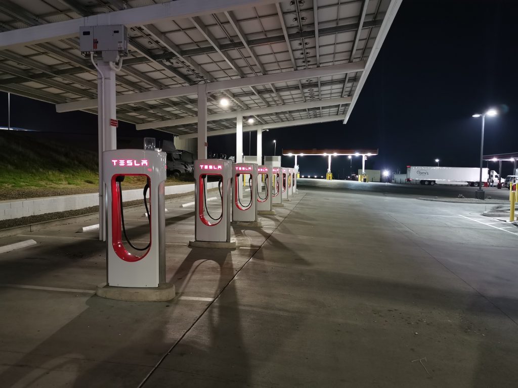 Teslą po USA wspólnie z Green Cell czyli odwiedziny w Tesla Factory we Fremont! 27 tesla super chargery nocą