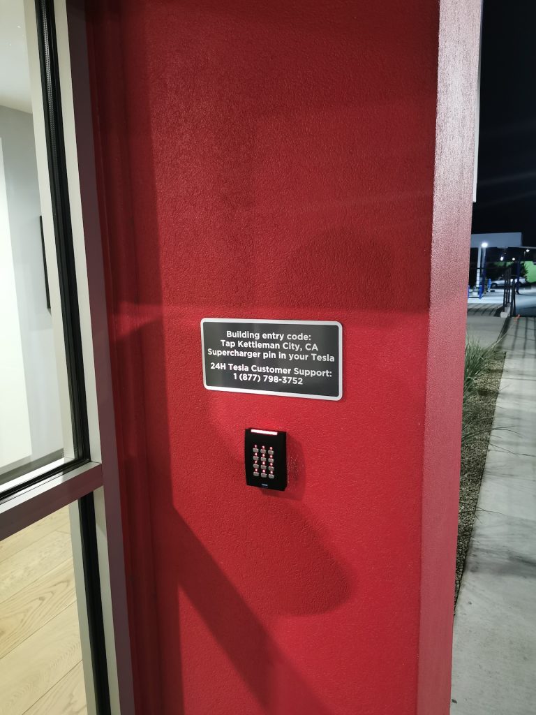 Teslą po USA wspólnie z Green Cell czyli odwiedziny w Tesla Factory we Fremont! 18 tesla lounge wejście