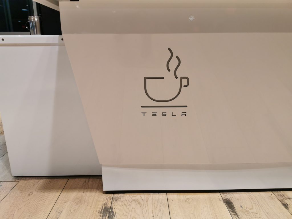 Teslą po USA wspólnie z Green Cell czyli odwiedziny w Tesla Factory we Fremont! 20 tesla lounge logo