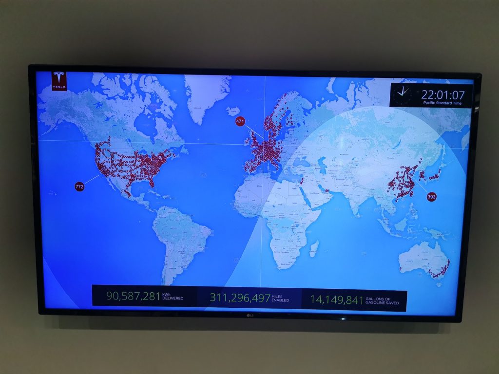 Teslą po USA wspólnie z Green Cell czyli odwiedziny w Tesla Factory we Fremont! 22 tesla lounge monitor