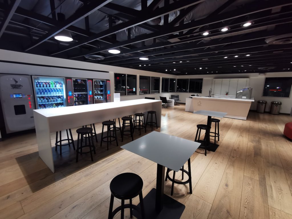 Teslą po USA wspólnie z Green Cell czyli odwiedziny w Tesla Factory we Fremont! 24 tesla lounge wnętrze