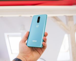 OnePlus 8 i OnePlus 8 Pro oficjalnie zaprezentowane. Zobaczcie co oferują nowe flagowce! 19 oneplus 8 w dłoni tył