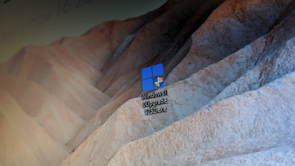 Windows-10-21H2-update-tool-on-desktop