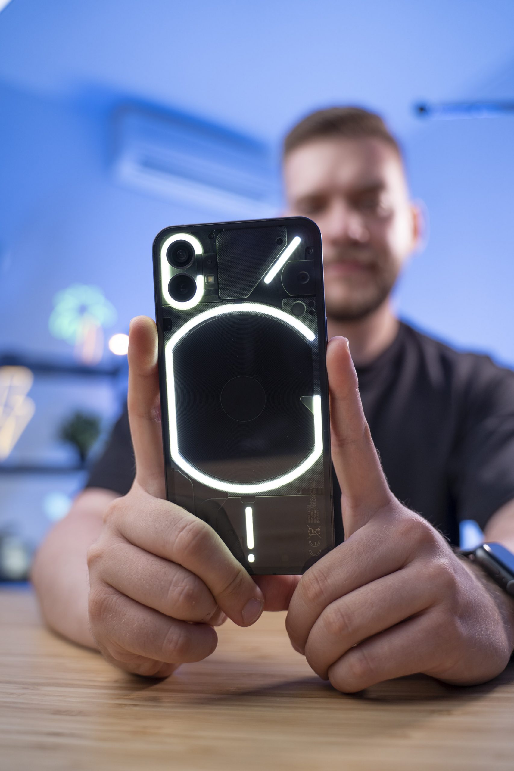 Jaki smartfon do 2000 złotych wybrać? - TOP 3 w 2023 roku! 21 Nothing Phone (1)