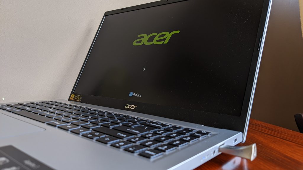 Acer Aspire 3 2023 - A315-24P-R7V1 - Fedora 37 - Bootowanie z Pendrive