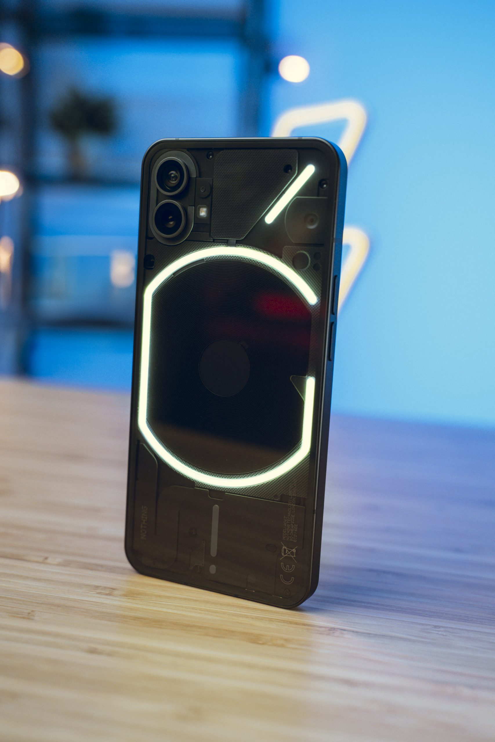 Jaki smartfon do 2000 złotych wybrać? - TOP 3 w 2023 roku! 22 Nothing Phone (1)