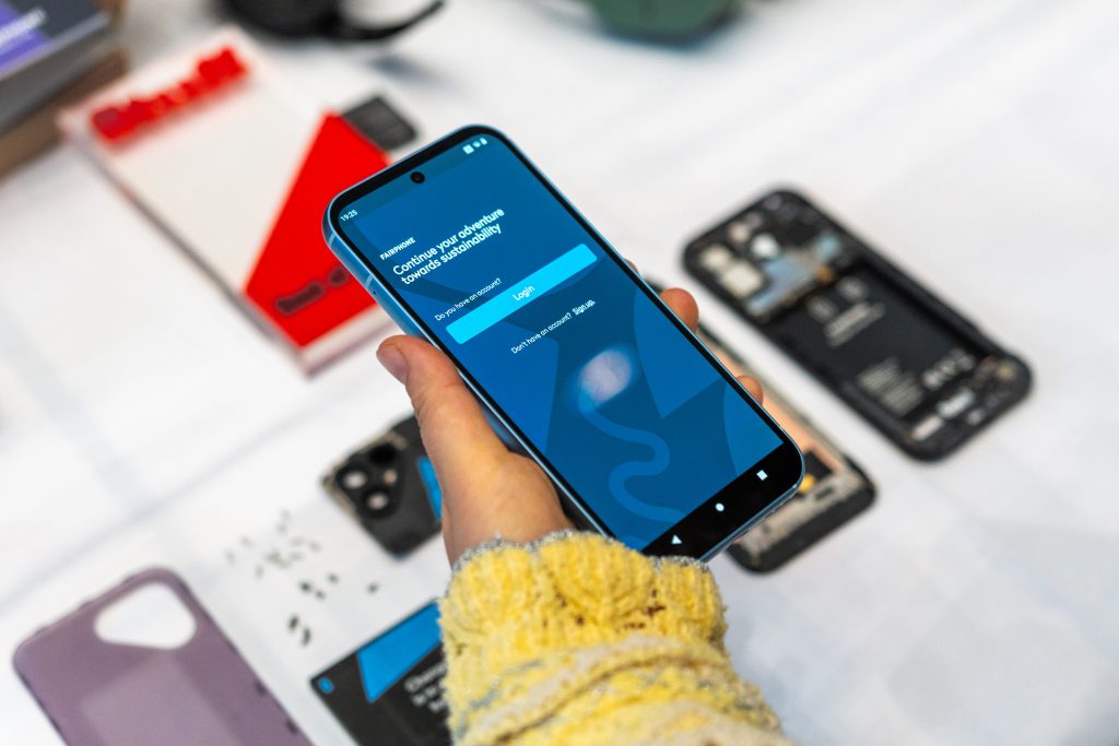 Fairphone 5 oficjalnie! Smartfon oferuje do 10 lat aktualizacji Androida oraz modułową obudowę 12 Fairphone 5 oficjalnie! Smartfon oferuje do 10 lat aktualizacji Androida oraz modułową obudowę