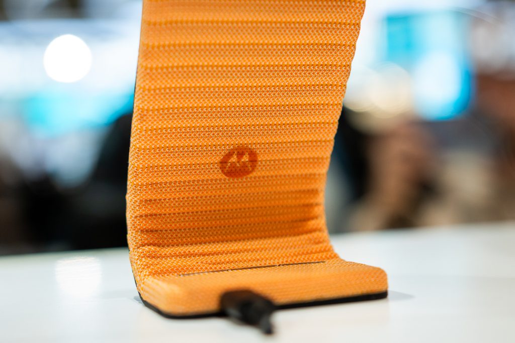 Motorola na targach MWC 2024 pokazała smartfon, który można owinąć wokół nadgarstka jak zegarek! 15 Elastyczna Motorola pokazana na MWC 2024