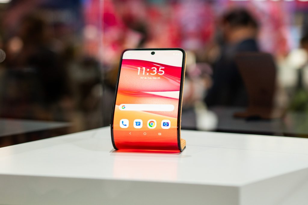 Motorola na targach MWC 2024 pokazała smartfon, który można owinąć wokół nadgarstka jak zegarek! 12 Elastyczna Motorola pokazana na MWC 2024