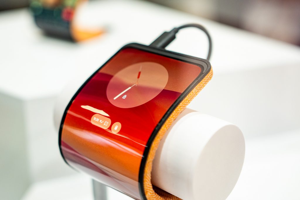 Motorola na targach MWC 2024 pokazała smartfon, który można owinąć wokół nadgarstka jak zegarek! 13 Elastyczna Motorola pokazana na MWC 2024