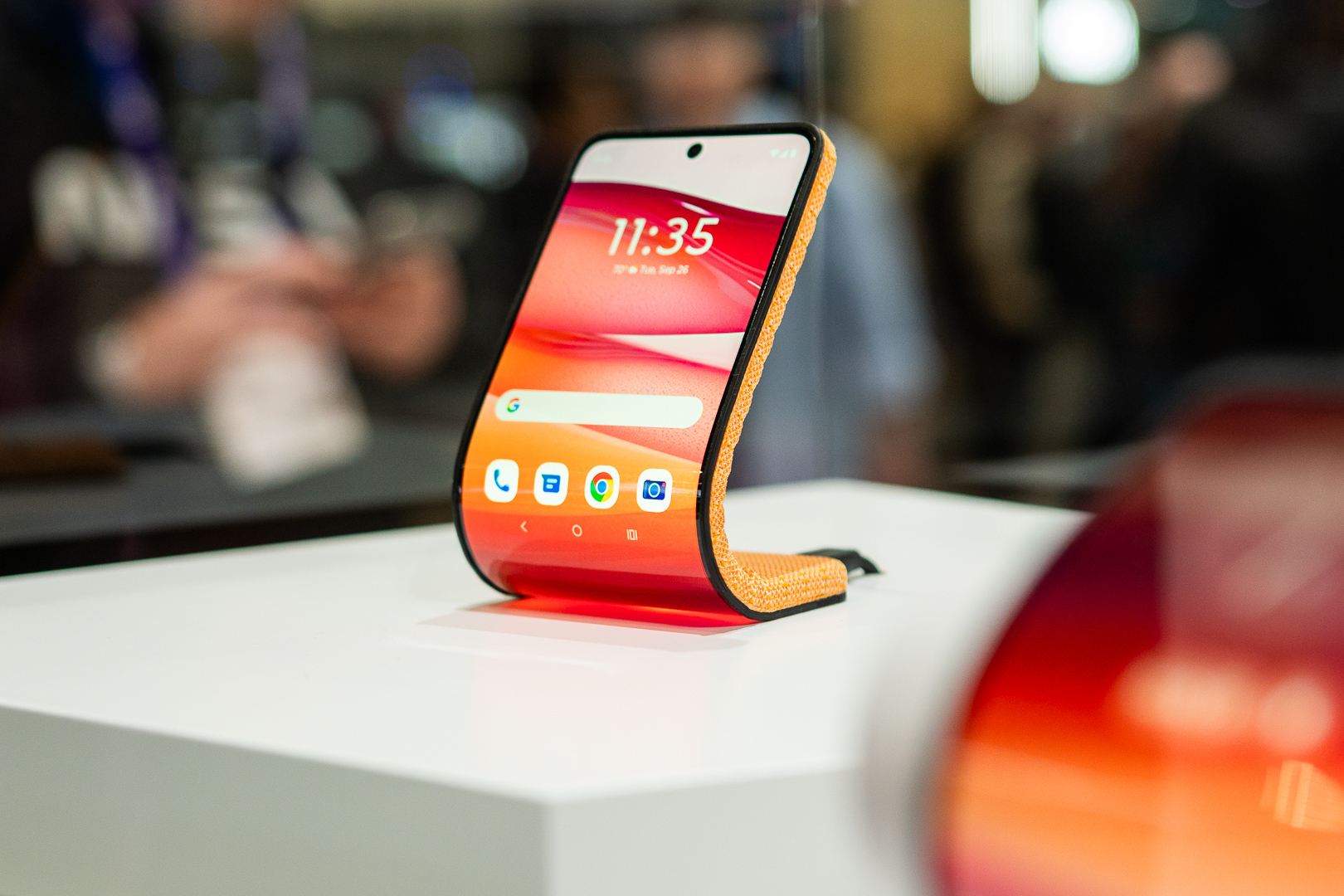 Motorola na targach MWC 2024 pokazała smartfon, który można owinąć ...