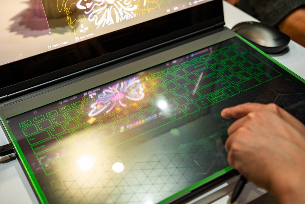 Lenovo zaprezentowało koncepcyjne urządzenie ThinkBook Transparent Display Laptop rodem wyjęte z filmów science-fiction! 13 Lenovo ThinkBook Transparent Display Laptop zapowiedziany na MWC 2024