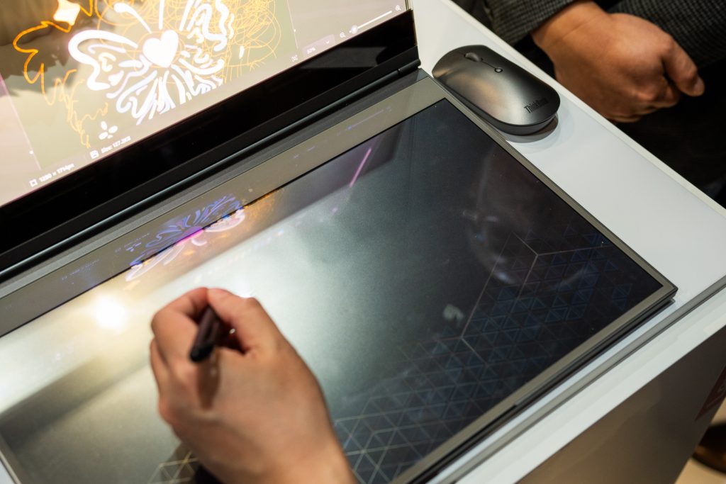 Lenovo zaprezentowało koncepcyjne urządzenie ThinkBook Transparent Display Laptop rodem wyjęte z filmów science-fiction! 14 Lenovo ThinkBook Transparent Display Laptop zapowiedziany na MWC 2024