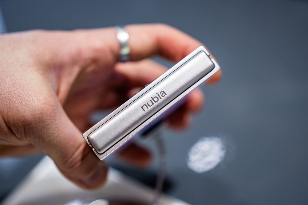 nubia prezentuje taniego składaka na MWC 2024! Poznajcie oficjalnie nubia Flip 5G 17 nubia Flip 5G oficjalnie na MWC 2024