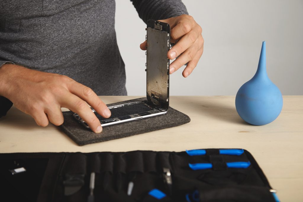 Jak obniżyć koszty odpłatnej naprawy w serwisie producenta? 13 Naprawa telefonu