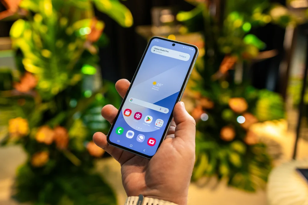 Galaxy Z Flip6 oraz Galaxy Z Fold6 oficjalnie zaprezentowane! Co oferują nowe składane smartfony Samsunga? 14 Samsung Galaxy Z FLip6 oficjalnie zaprezentowany