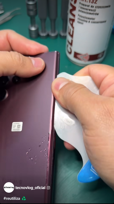 Takiego sposobu na demontaż pokrywy baterii smartfona nie znaliście 12 Takiego sposobu na demontaż pokrywy baterii smartfona nie znaliście