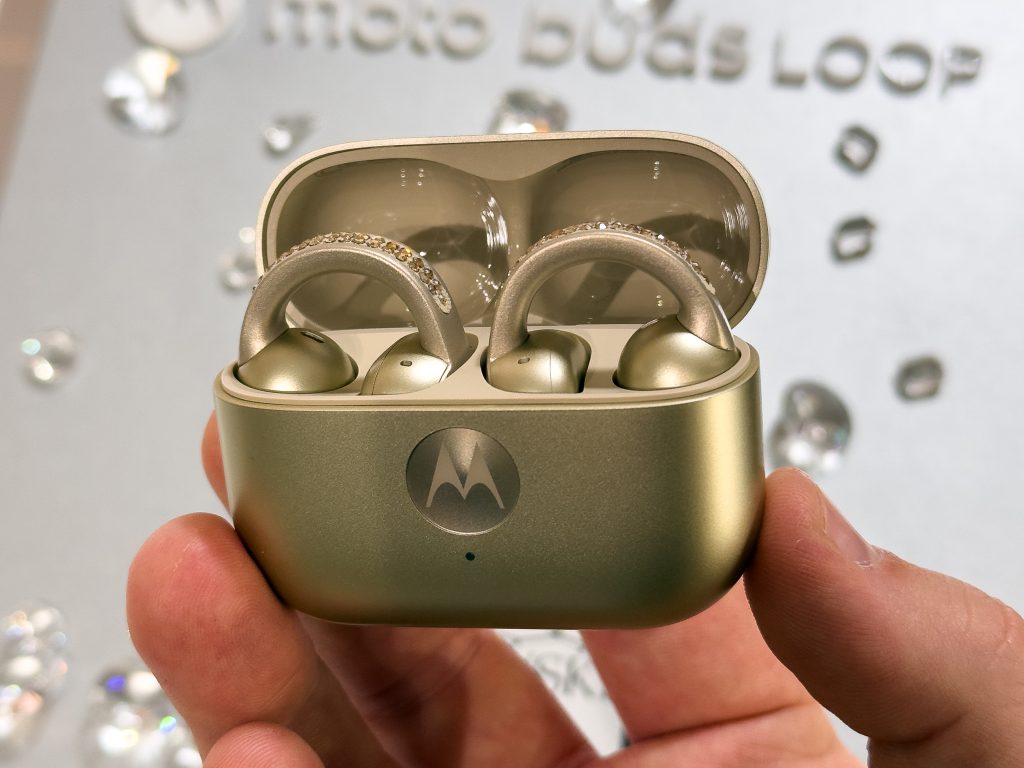 Moto Buds Loop i Moto Watch Fit oficjalnie! To stylowe akcesoria z technologią Bose i nutą luksusu 12 Moto Buds Loop i Moto Watch Fit oficjalnie! To stylowe akcesoria z technologią Bose i nutą luksusu