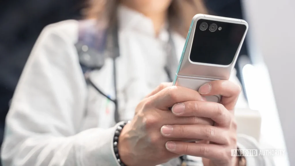 Smartfon przyszłości już istnieje, ale Samsung nie zamierza go sprzedawać 12 Smartfon przyszłości już istnieje, ale Samsung nie zamierza go sprzedawać