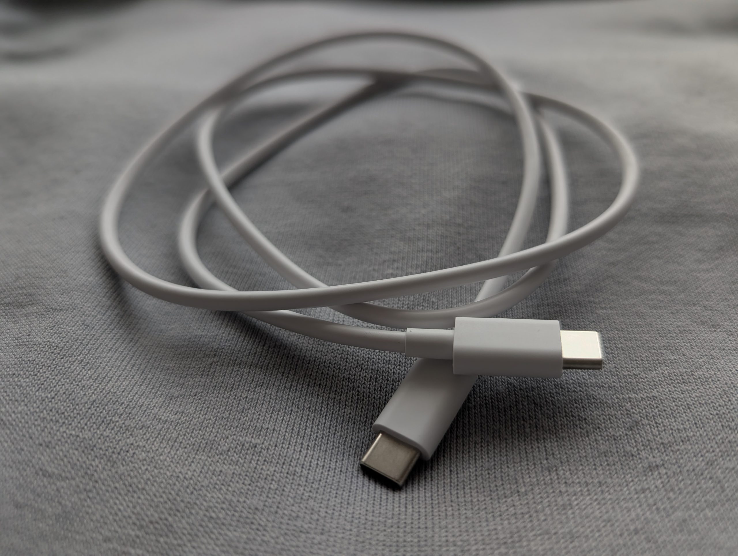 Google Pixel 10 Pro XL - Recenzja 53 Google Pixel 10 Pro XL - Biały kabel USB C 2.0 - USB C 2.0 - 1