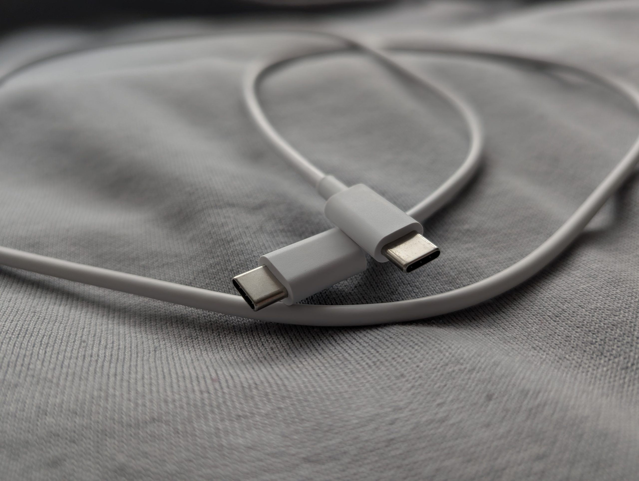 Google Pixel 10 Pro XL - Recenzja 54 Google Pixel 10 Pro XL - Biały kabel USB C 2.0 - USB C 2.0 - 2